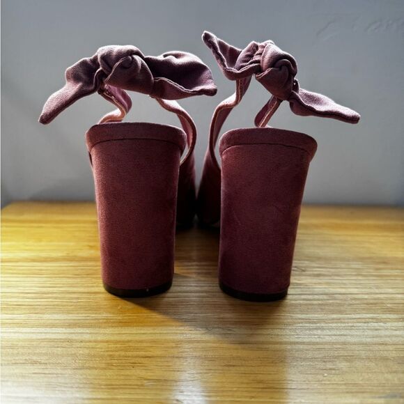 Just Fabulous Velvet Pink Women's Shoes Size 11
With Bow Design in the back - Picture 3 of 5